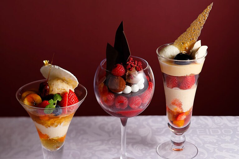 「東京銀座資生堂ビル20周年」記念メニューの新作パフェ。