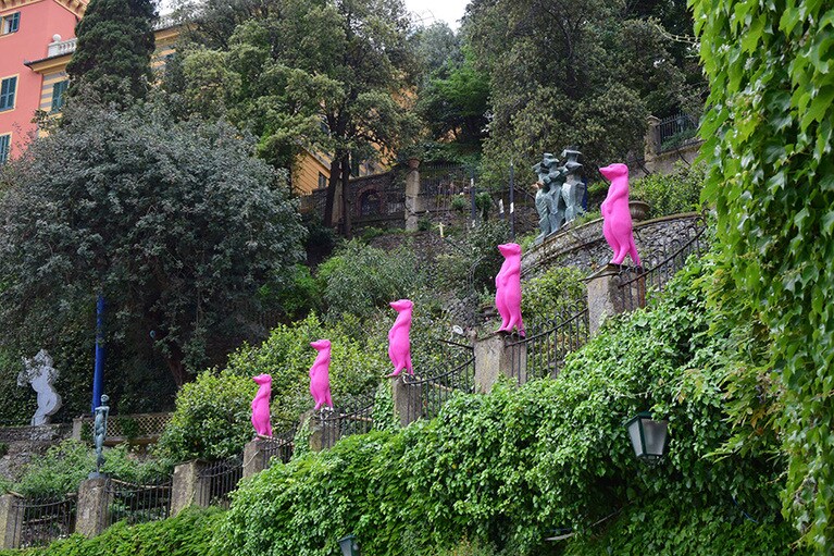 ポルトフィーノの港で出迎えるオブジェ。なぜ、ミーアキャット？　なぜ、ショッキングピンク？