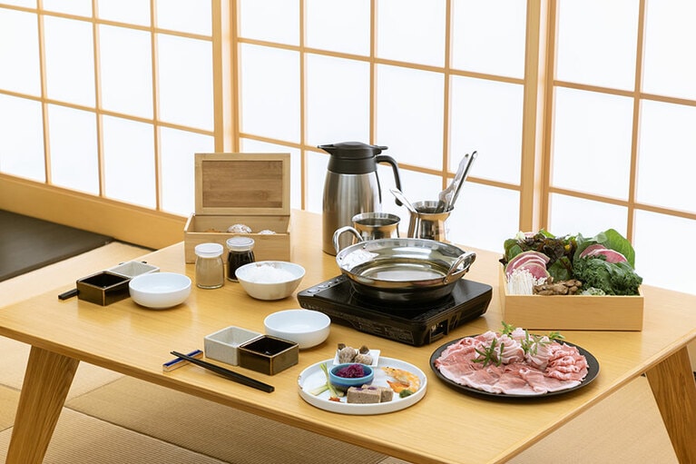 開業記念宿泊プランの夕食、あぐー豚のしゃぶしゃぶのイメージ。