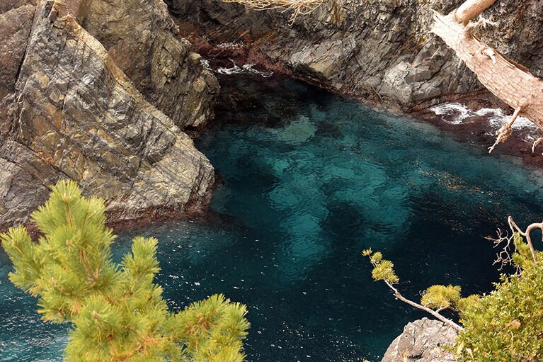 遊歩道から見下ろした乱曝谷。海の色は深いルリ色。