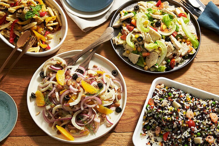 サラダメニュー。写真右上がポッロ＆アーリオ オーリオ、右下がリゾーネロ コン マーレ、左下がフィノッキオ＆アランチャ、左上がカサレッチェｖベルドゥーレ グリーウ。