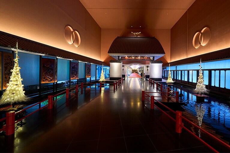 アプローチのクリスマスツリー。