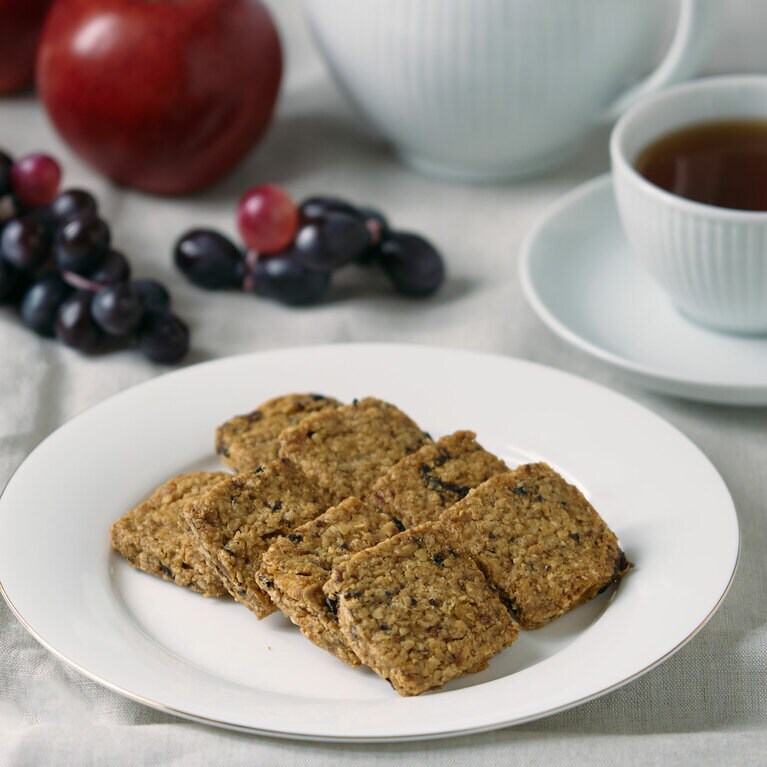 オートミールビスケット りんごとぶどう 4枚入り 972円。