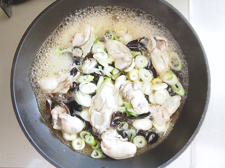 フライパンに調味料を入れて沸騰させる。（1）の黒木耳、長ねぎ、牡蠣を入れて中火で煮る。