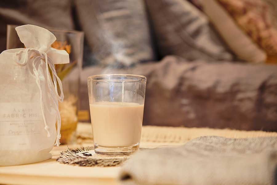 【ホットミルク割り】ホットミルクと「フォション 紅茶のお酒」〈ストレート〉を1:1で。セイロン茶葉の深い香りと上品な甘さがいっそう際立つ。