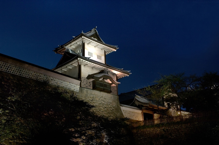 壮麗にライトアップされた重要文化財 金沢城石川門。