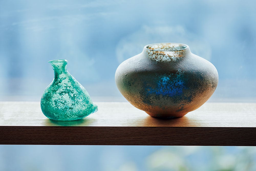 古代ガラスのような質感に仕上げた、右から花器、鳥型花器 各66,000円。