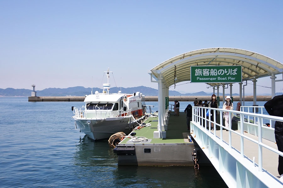 豊島への交通手段は旅客船やフェリー。