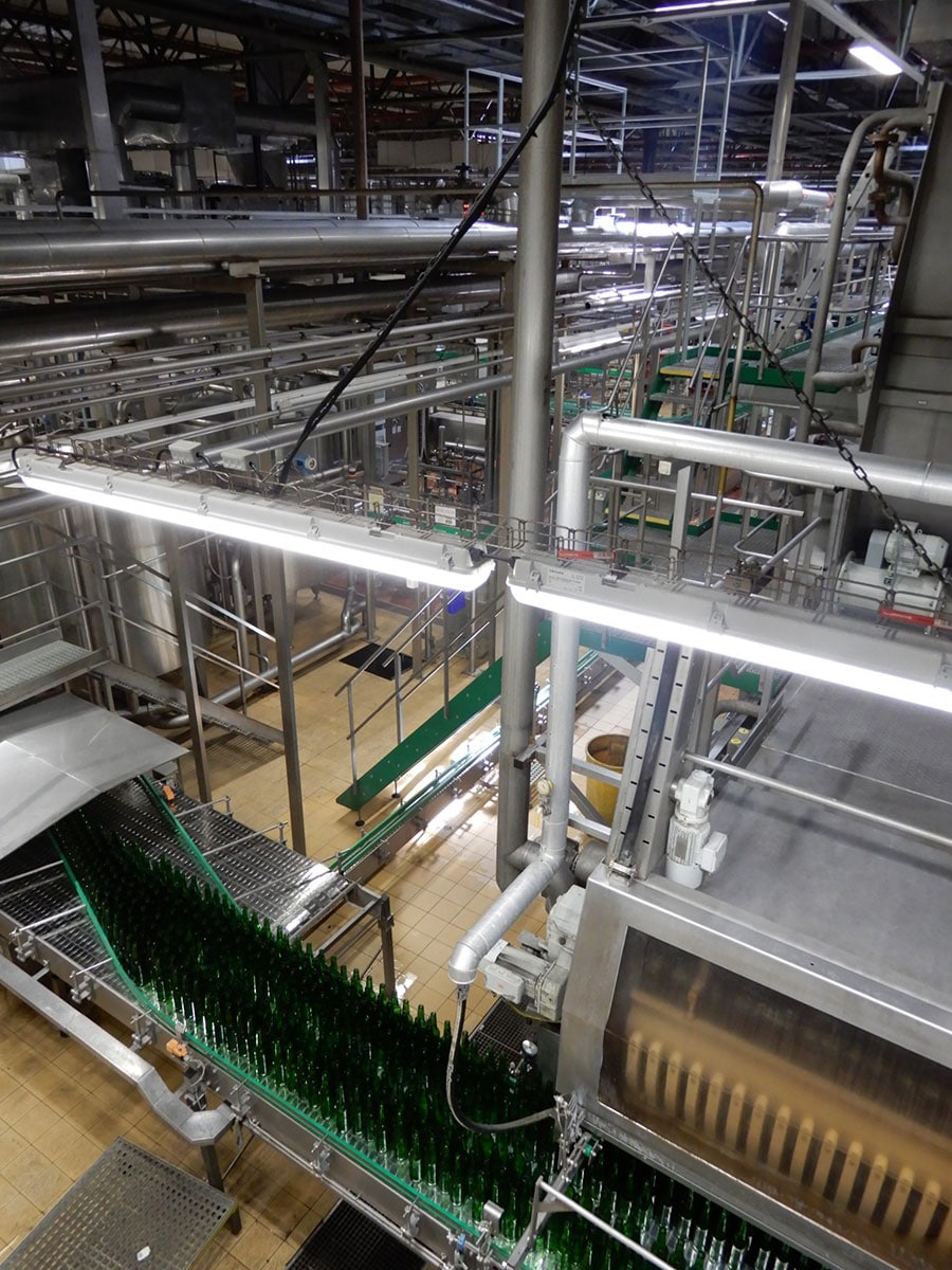 リサイクルガラスのボトルと新しいガラスのボトルに入ったピルスナー・ウルケルが、1時間に各6万本も造られる。