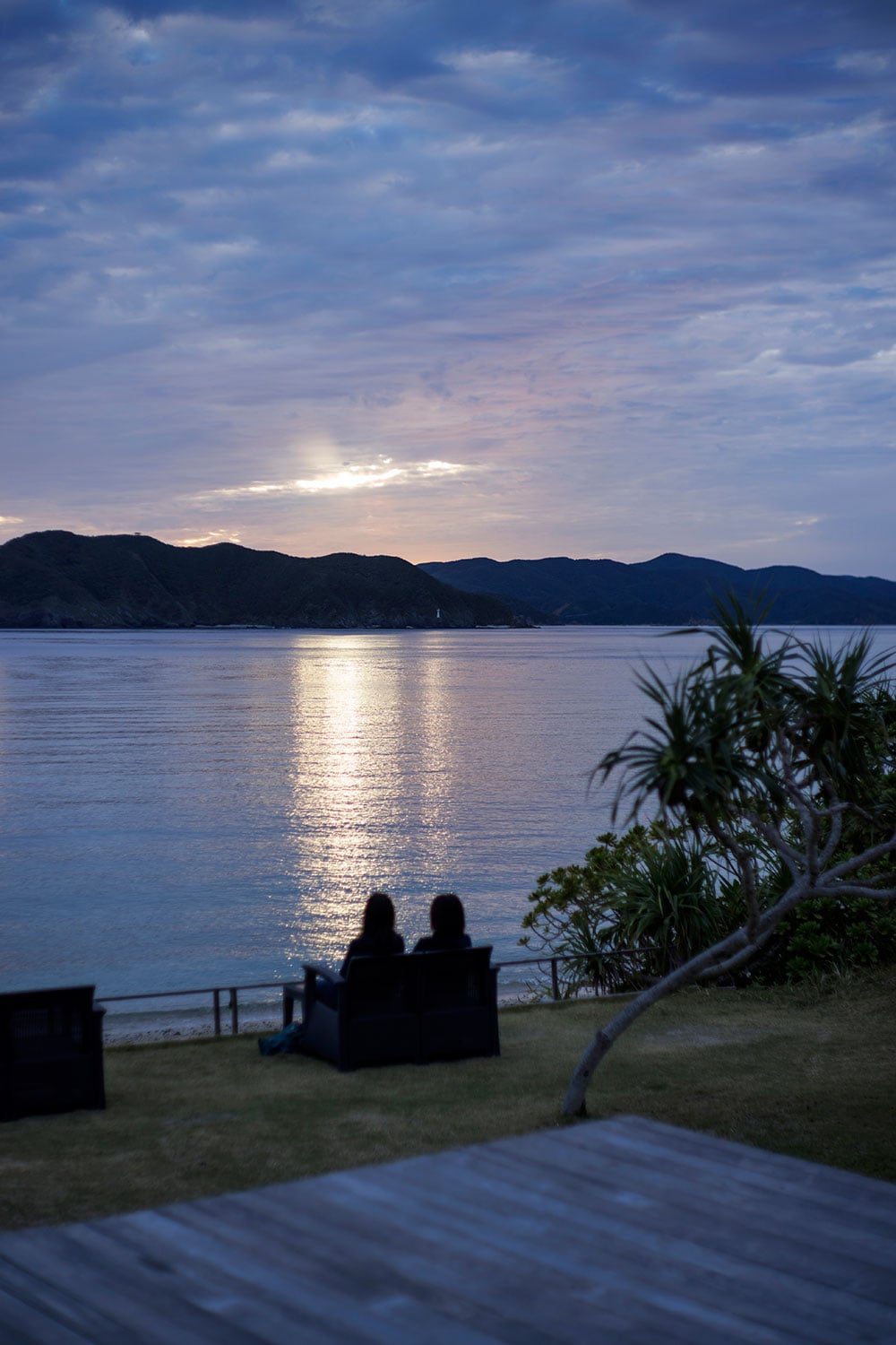 奄美大島の南端から加計呂麻島を望む。