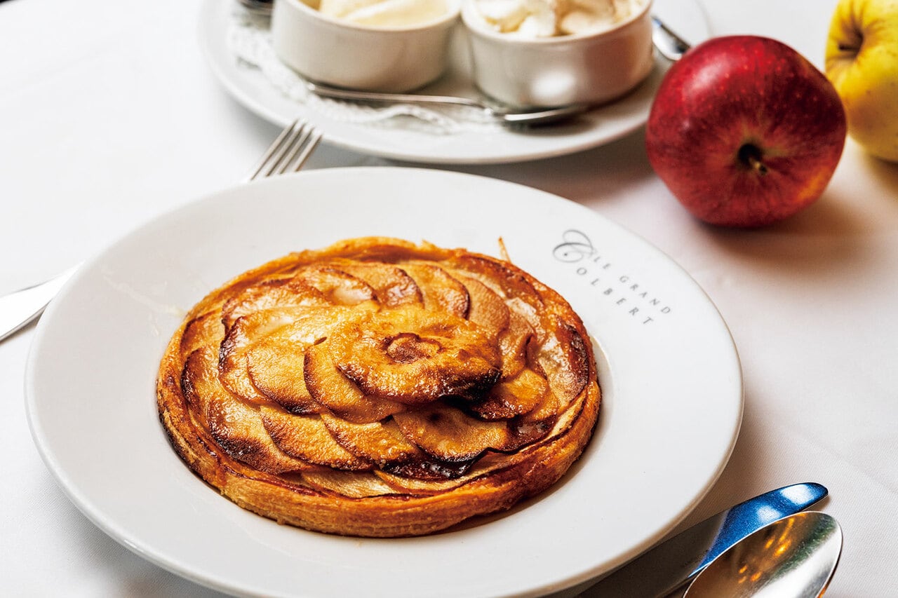 “りんごの薄く温かいタルト”14ユーロ。オーダーしてから焼くため早めに注文を。サクサクのパイ生地とキャラメリゼしたリンゴは甘さ控えめ。