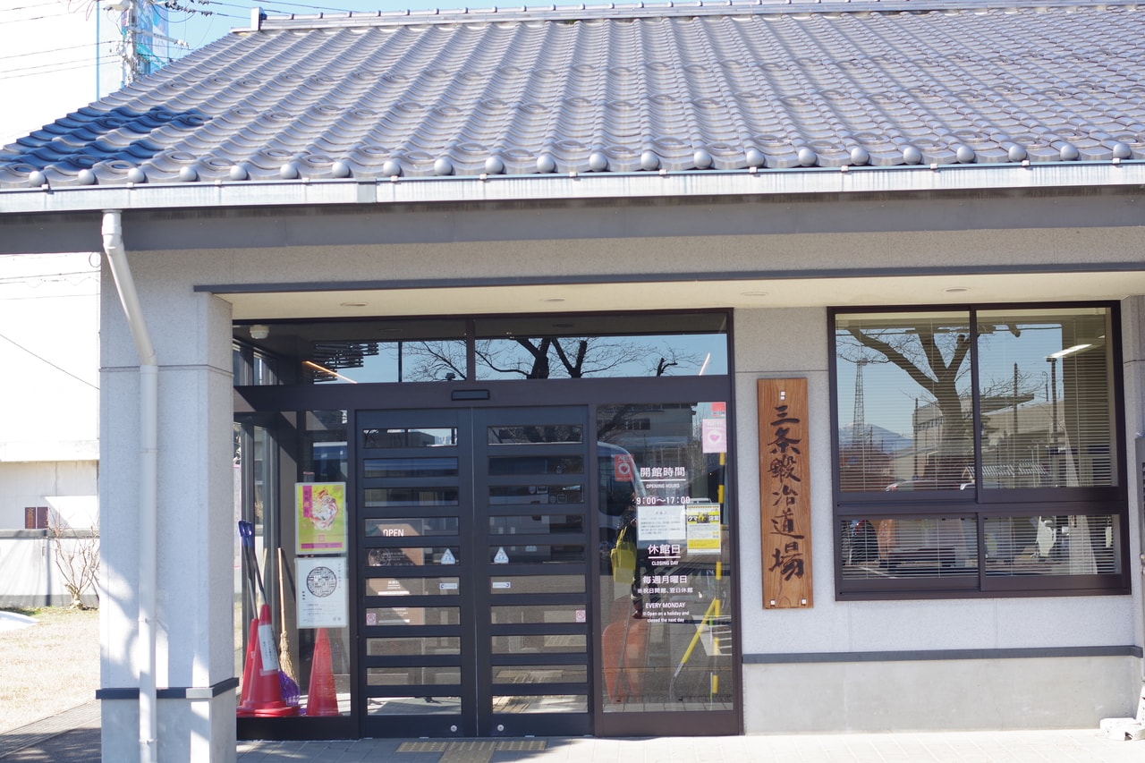 「三条鍛冶道場」は、三条地域の鍛冶技術とものづくり文化を次世代へ継承する拠点として設立された研修・体験施設。