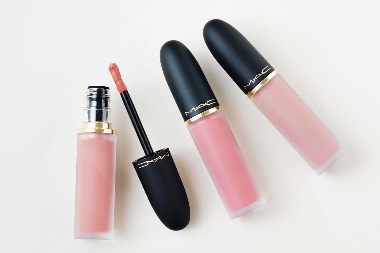 パウダー キス リップ ＋ チーク ムース 全28色 各4,840円。