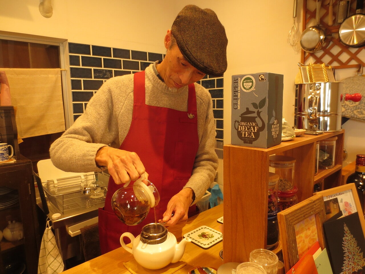 ていねいに1人分ずつ紅茶をいれる吉川さん。