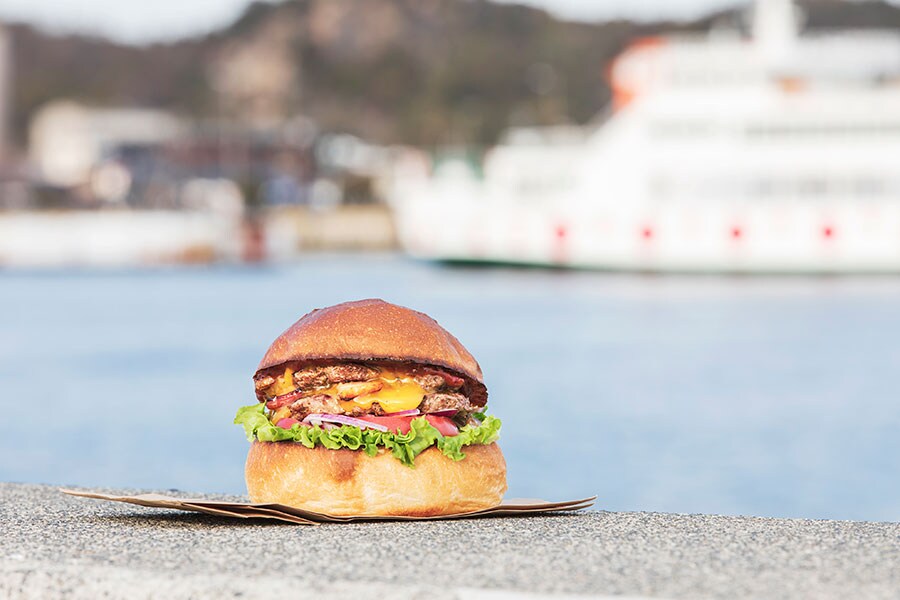 シグニチャーの「#8バーガー」1,100円はボリュームたっぷりながらペロリと食べられる。