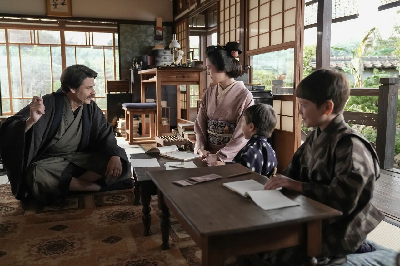 帝大に職を得たヘブンは上京。長男、次男を授かり、家族に恵まれる一方で、キャリアは行き詰まる。©NHK