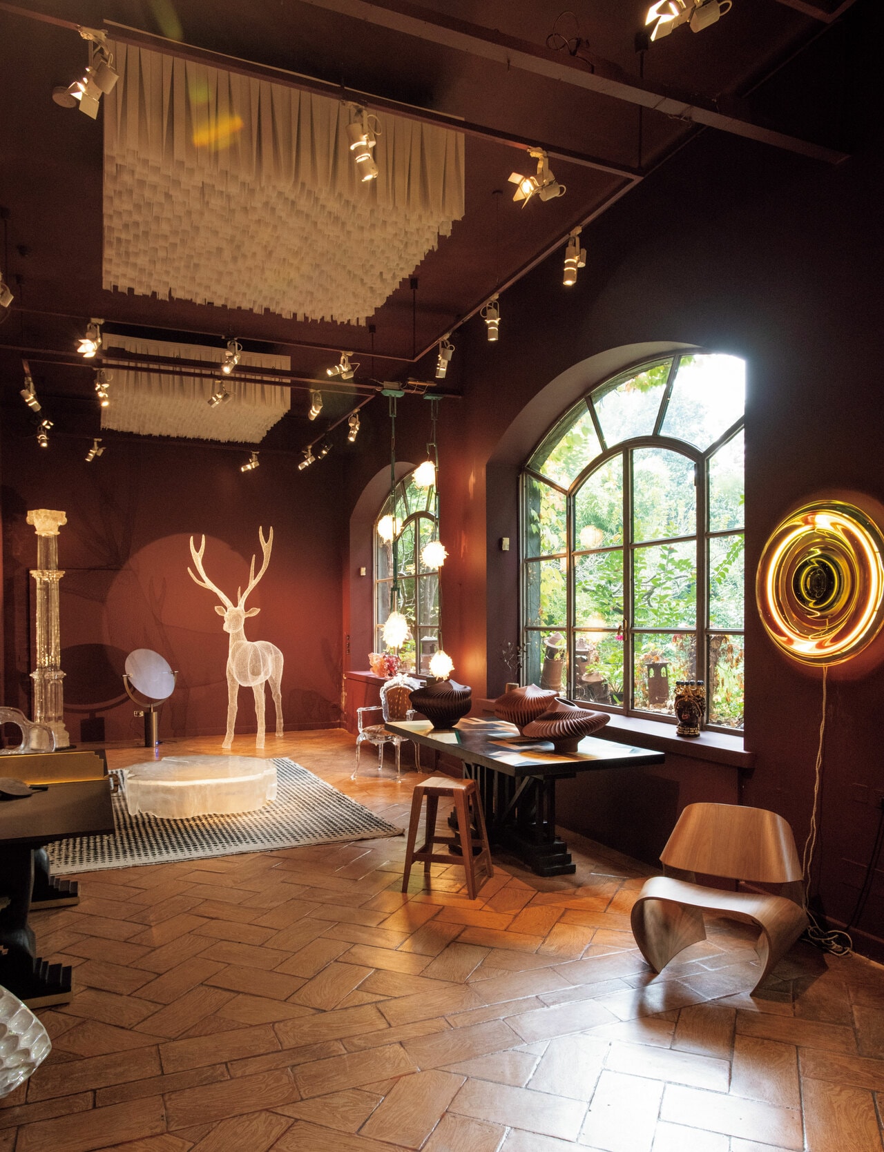 奥のシカのオブジェはベネデッタ・モリ・ウバルディーニ、手前のウォールランプはドラガ＆オーレルの作品。