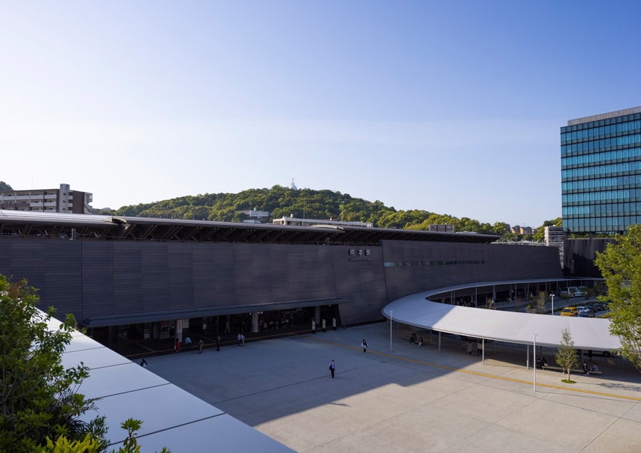 建築家・安藤忠雄氏によるデザインで2019年に完成した熊本駅の新駅舎。