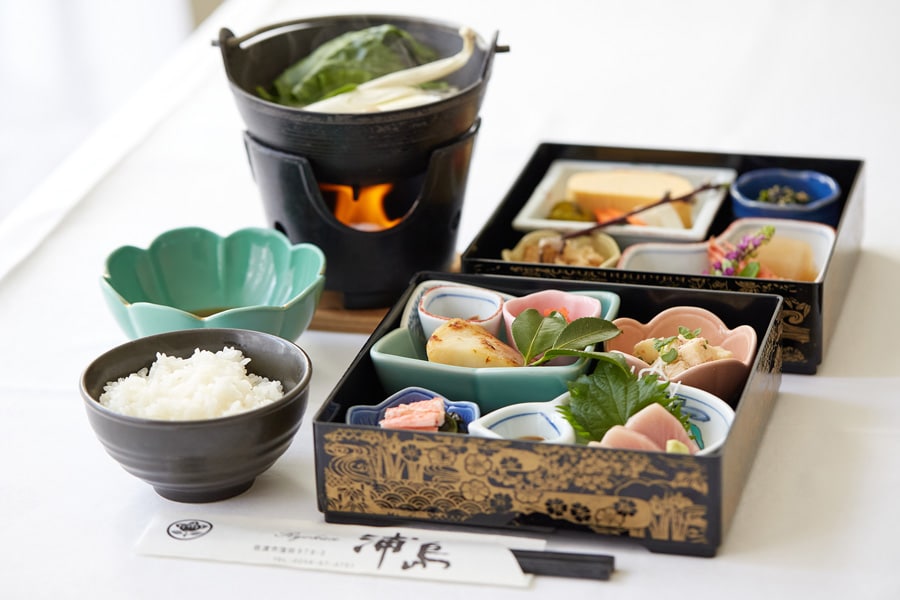 和の朝食には、佐渡産の食材がふんだんに詰められています。（C）Ryokan 浦島。