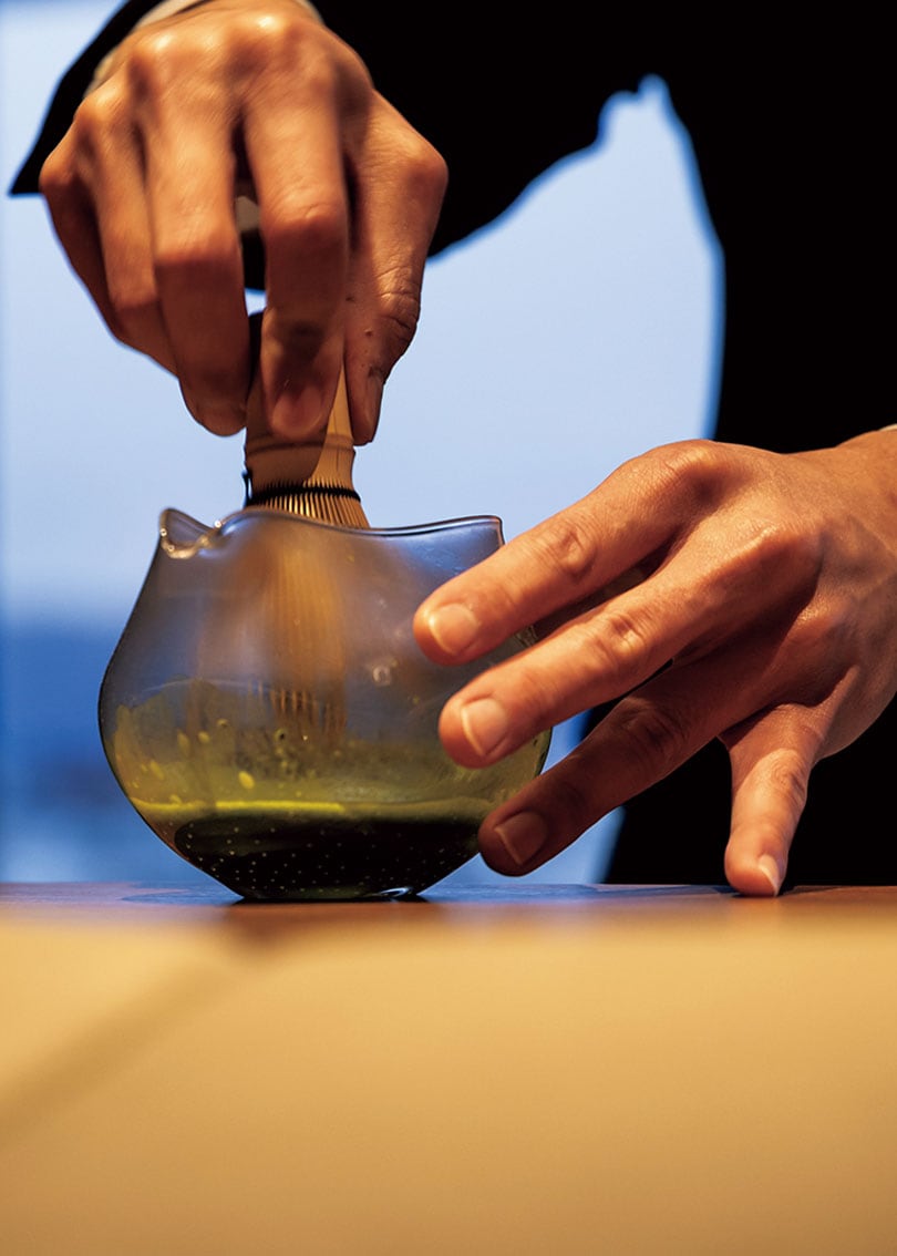 「オールドインペリアルバー」のオリジナルカクテル“マウント比叡”を作る際にはバーテンダーが抹茶を点てる。