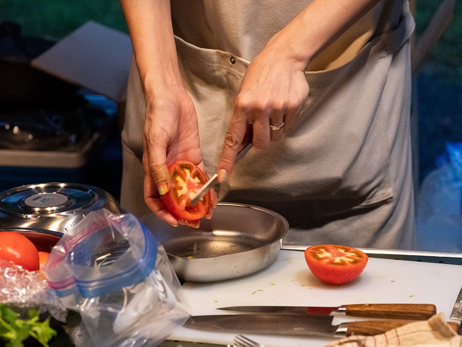 水分で味がぼやけないよう、トマトの種は取り除く。