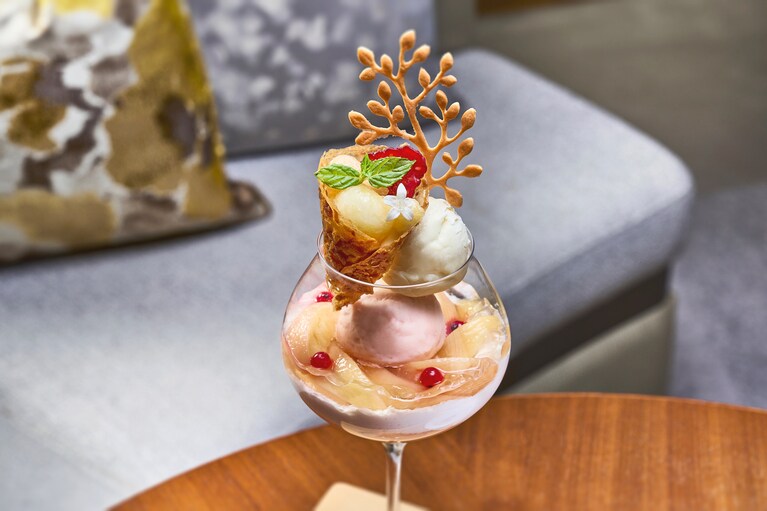 ブランド桃を贅沢に使用した「あら川の桃のパフェ」3,200円（税・サ込）。提供期間は2025年7月31日（木）まで。