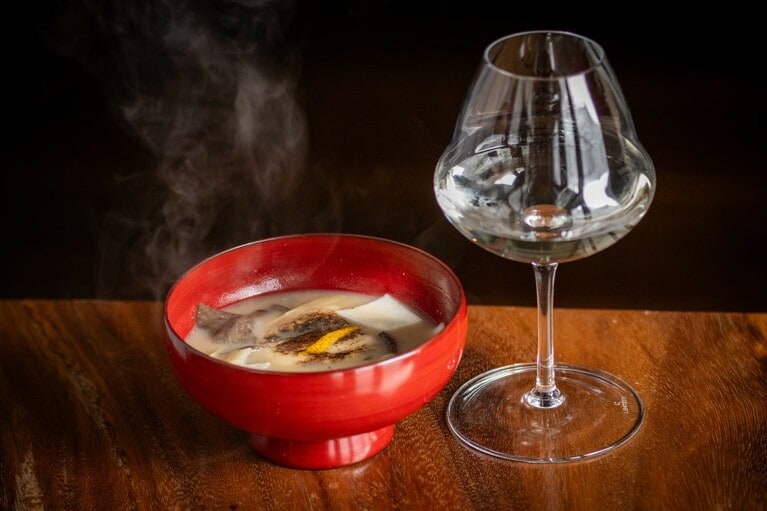 魚の出汁と白味噌につきたての「栃餅」を。