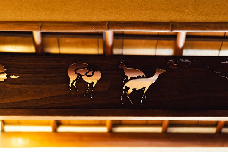 【料亭 百楽荘】建具にあしらわれた鹿の模様が奈良らしい。