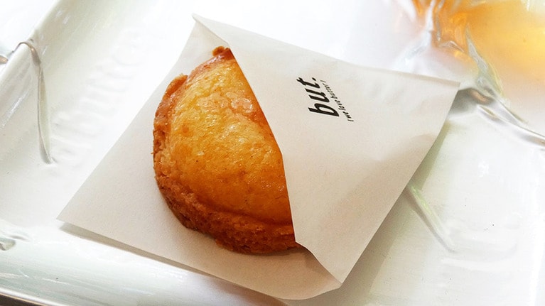 食感も味も一度体験すると忘れらなくなります。生乳酪 蜂蜜海鹽 6個入り438元、10個入り698元。