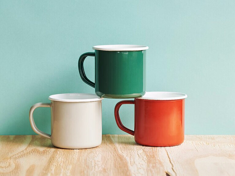 ホーローマグ 各590円。