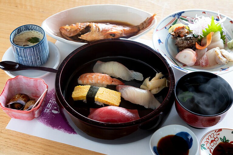 ランチから“わだつみ寿司御膳” 3,300円 寿司5貫のほか、お造りや煮魚(または焼き魚)、茶碗蒸しなどが付く。
