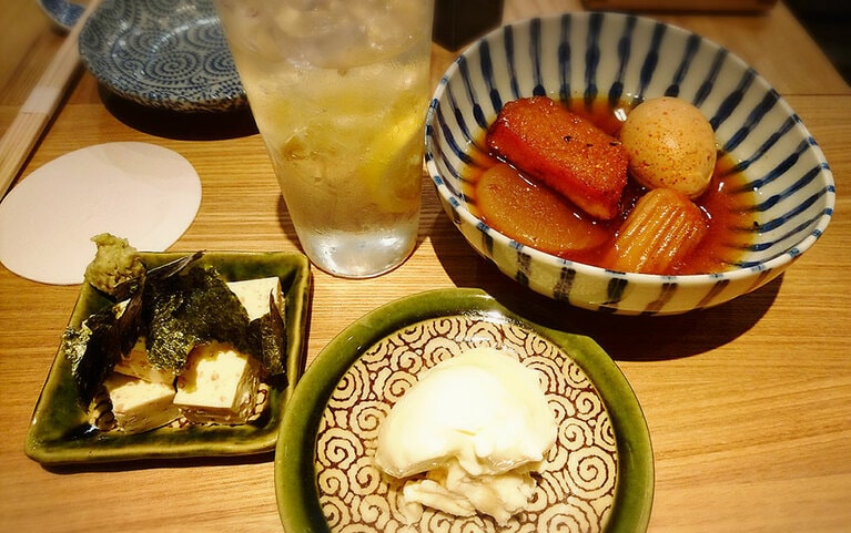 シミシミの大根をはじめ、いい塩梅のつまみ。チーズ多目で胃腸を整えて。