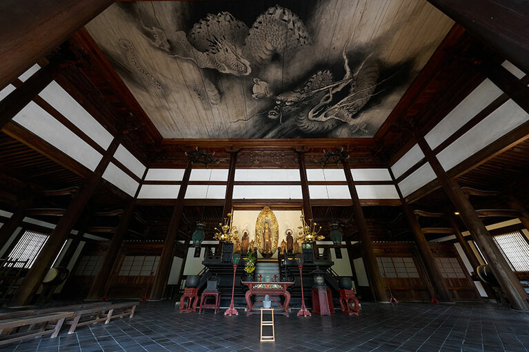 本堂（仏殿兼法堂）。天井画の龍図は堂本印象画伯の作品。