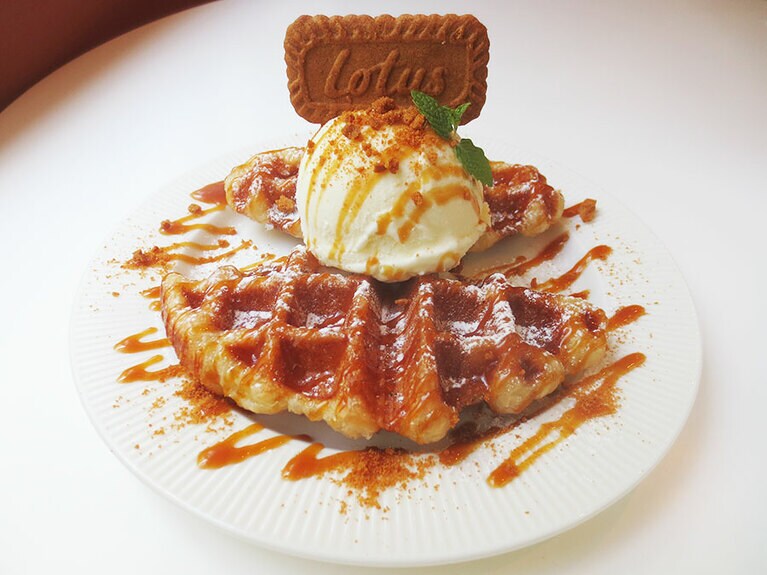 「キャラメルクロッフル」900円。「ロータスクッキー」がアクセント。