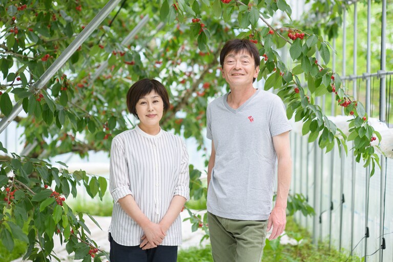 上質な果物生産に取り組む留長果樹園の留目夫妻。