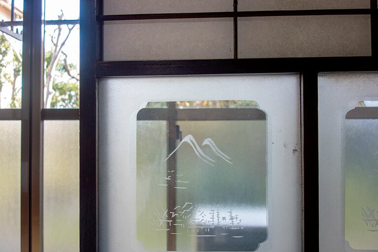 ガラス戸も往時の美しさを取り戻した。