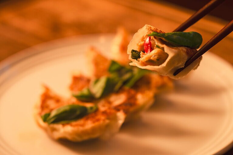 噛むと皮の中からもふわっとバジルが香る～。