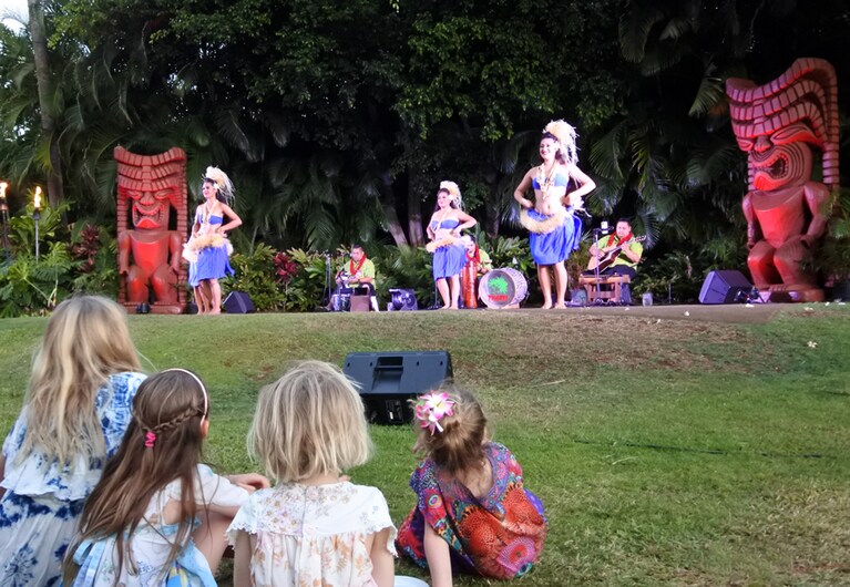 子供たちもダンサーに夢中です。