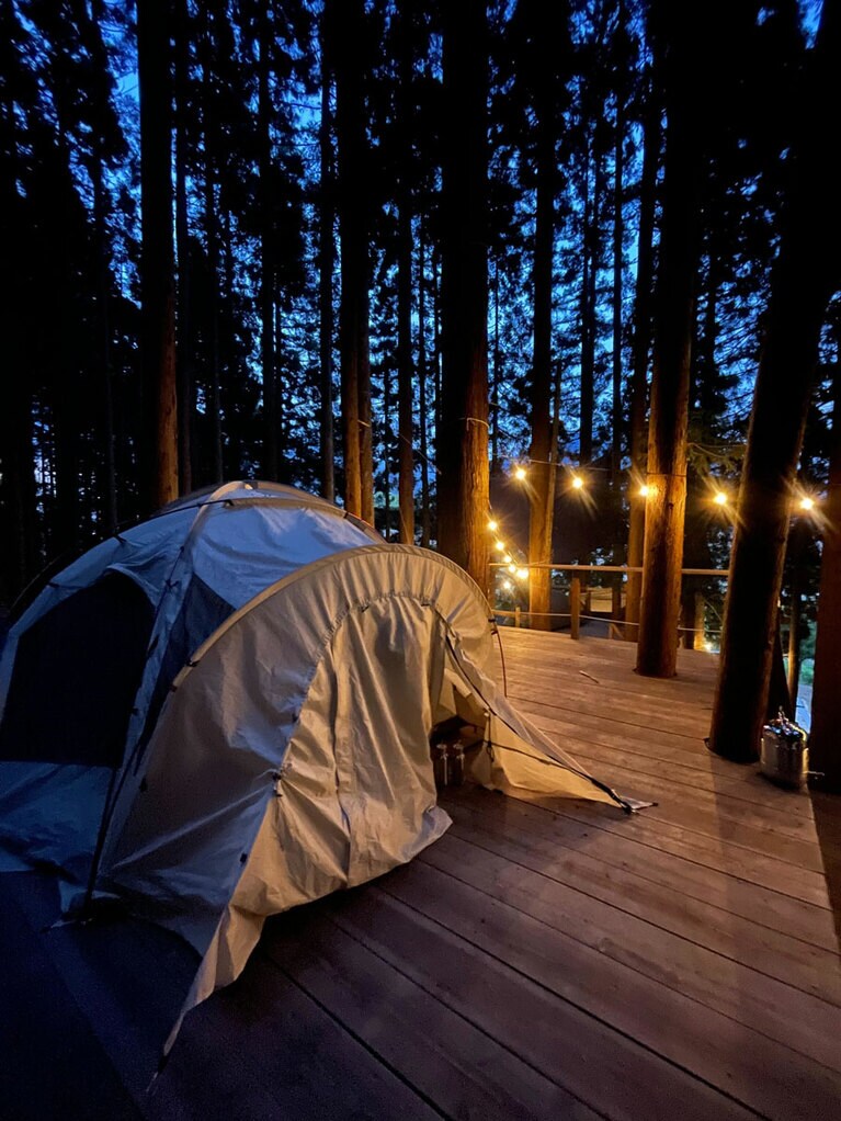 日が暮れると柔らかな光がグリーンフィールドを優しく包む。