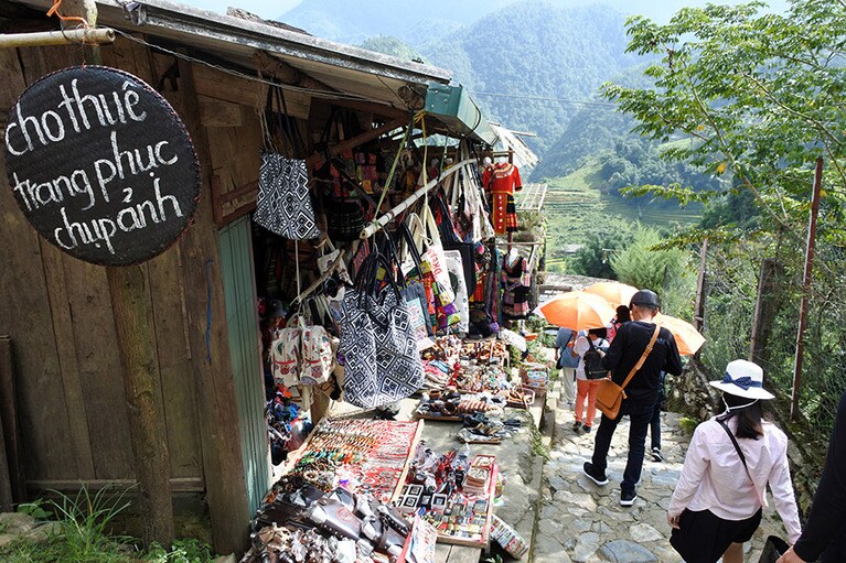 土産物店が充実していたカットカット村。物売りも多かった。