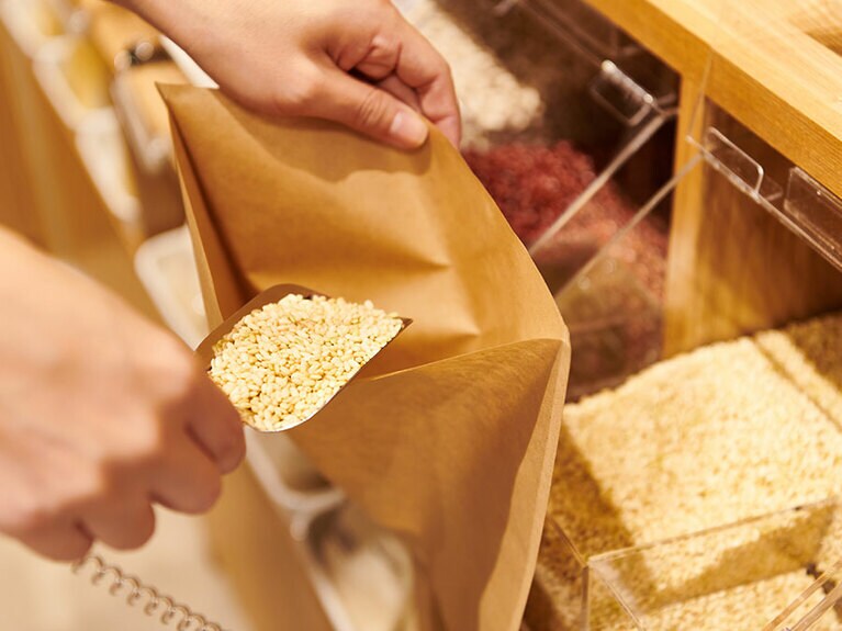 食のベースである穀物や乾物を中心に、コーヒーやナッツ、ドライフルーツなどの50種類以上の食品を20グラム以上から1グラム単位で購入することができます。