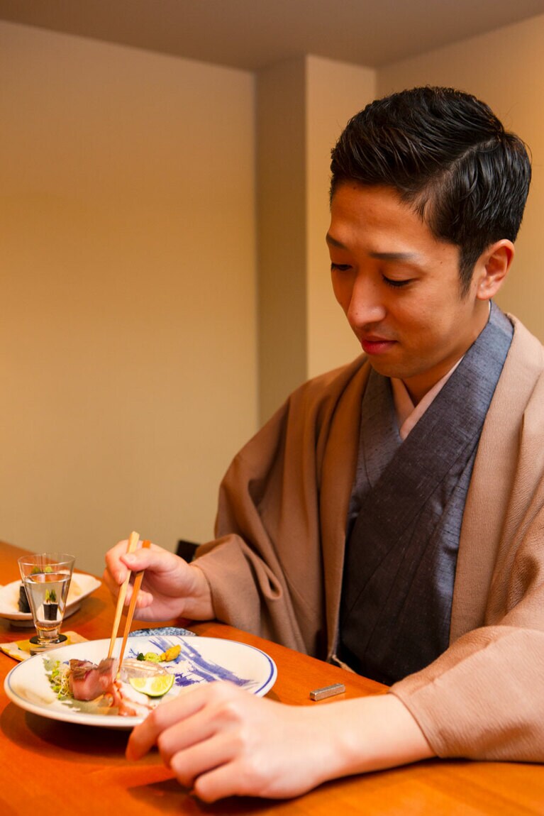 公演後に銀座近辺の居酒屋へ行くことも多いという梅枝さん。Photo：Tadashi Shirasawa