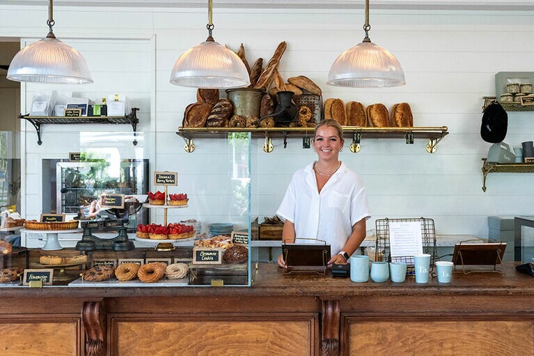 店内のカウンターには美味がずらりと並ぶ。