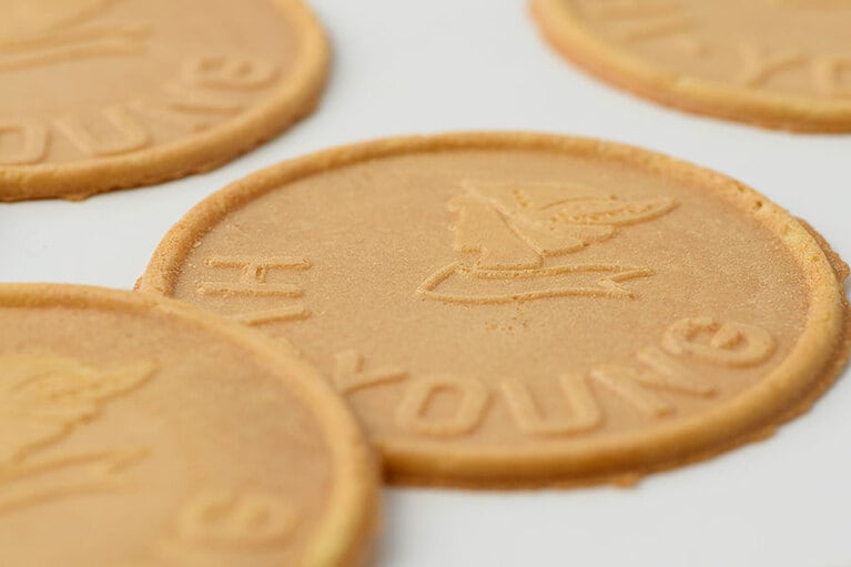 長池彩華堂「炭酸カルシウムせんべい」378円(40枚入り)／石川県