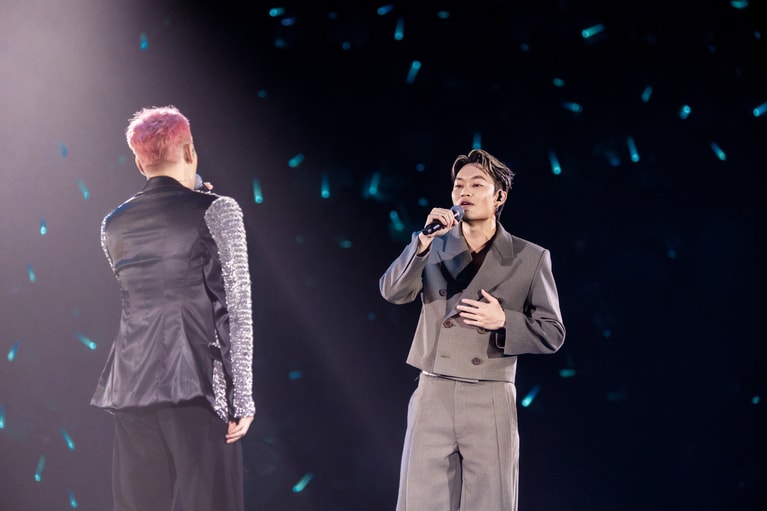 ステージに立つトニー・ウーさん。ワールドツアー中のレイモンド・ラムさんのコンサートの一場面。