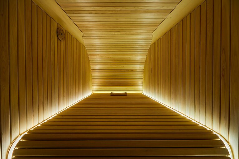 今サウナ愛好家の中で話題沸騰中の「寝サウナ」を体験することができる。