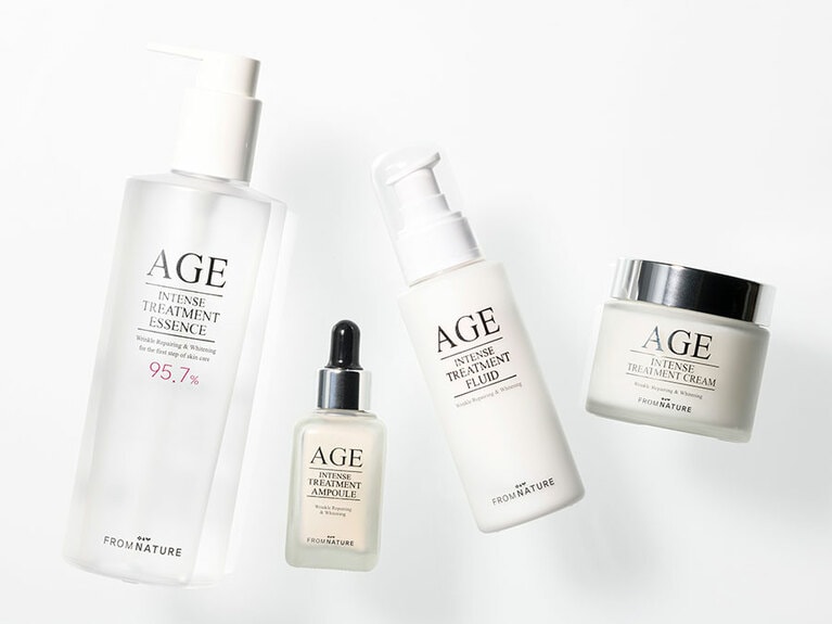 左からFROM NATURE エイジ インテンス トリートメント エッセンス 340ml、同アンプル 30ml、同フルイド 100ml、同クリーム 80g。