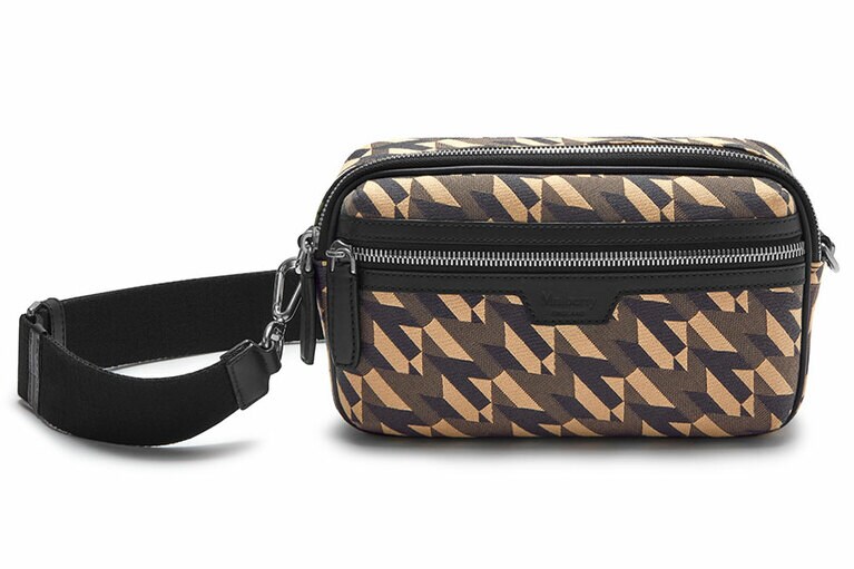 アーバン レポーター 54,000円。高さ13cm×幅22cm×マチ7cm、ストラップ最長61cm。