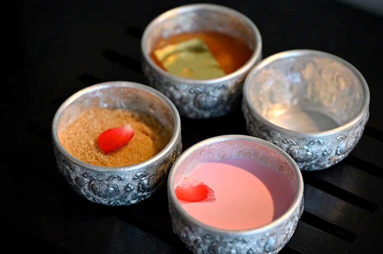 ターンダウン時には日替わりでバスアイテムを用意。ある日は、アロエや金箔、ココナッツミルクなどを使ったスクラブ材が。