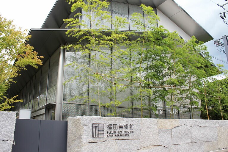 ガラス張りのモダンな外観が目印。